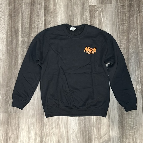 Mack Trucks Bulldog Gildan Sweatshirt (NWOT) - Medium - Picture 2 of 6